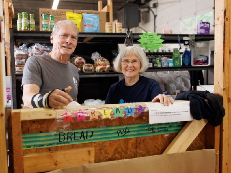 Volunteer in the Pantry